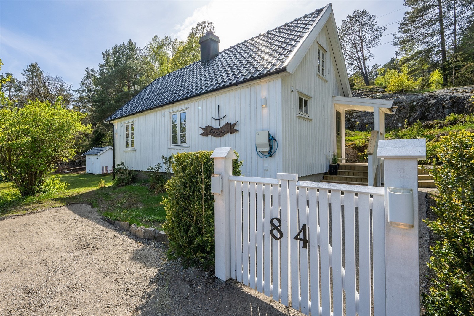 Her bor du usjenert og fredelig, omgitt av vakker natur og fine turmuligheter - samtidig som sjøen bare er en kort spasertur unna. Galleribilde