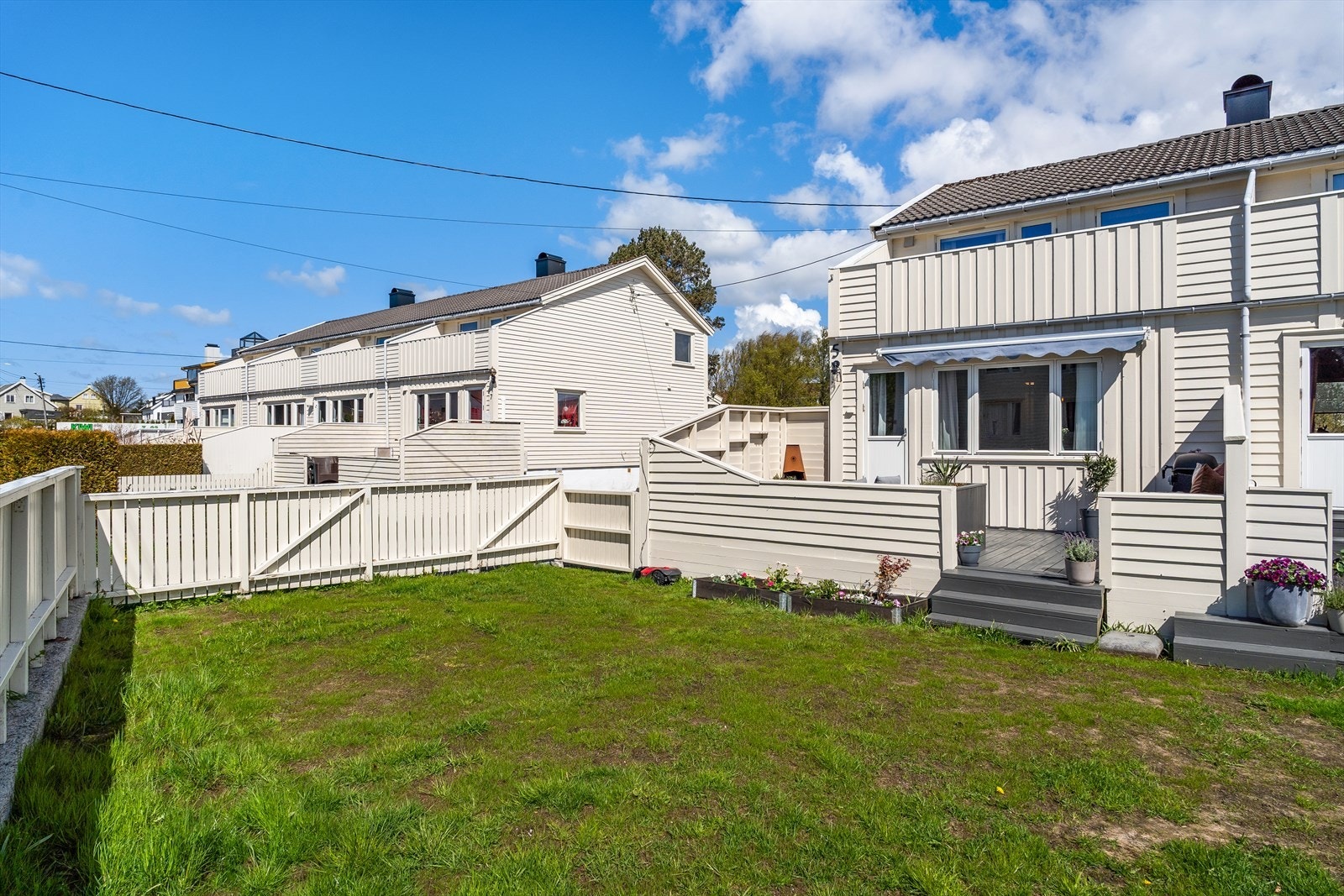 Solrike uteplasser med terrasse og hage Galleribilde