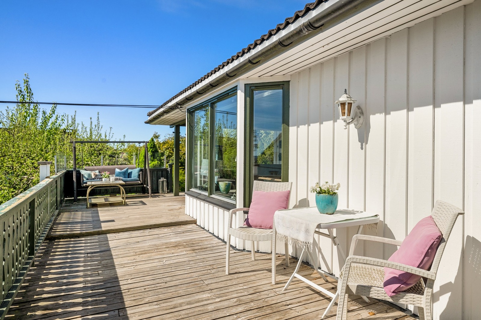 Stor og solrik terrasse med god plass til flere sittegrupper og hyggelige soner for avslapning og sosiale sammenkomster. Galleribilde