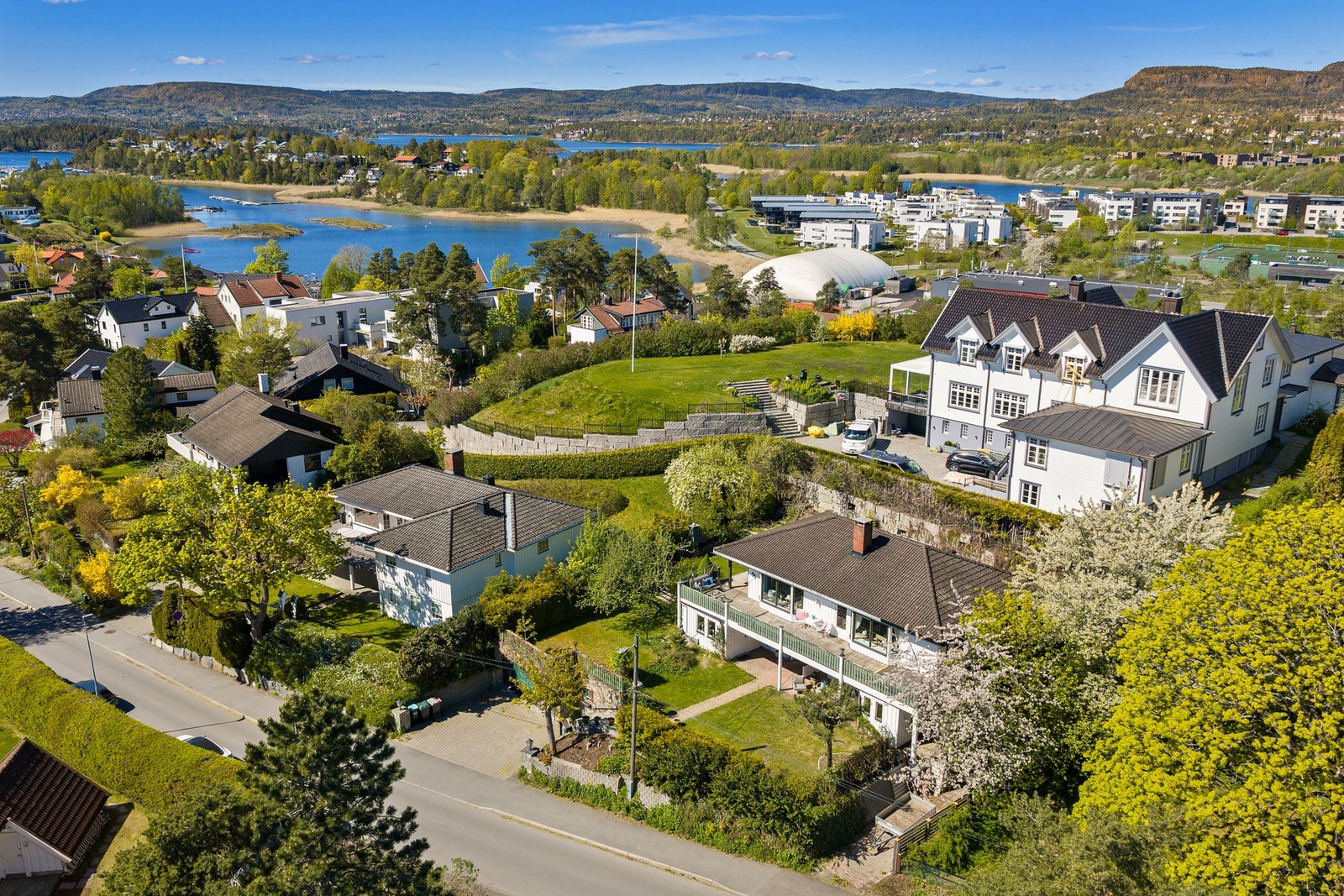 Flott beliggende eiendom med store terrasse- og uteplasser, skjermet hage og gode solforhold i grønne omgivelser. Galleribilde