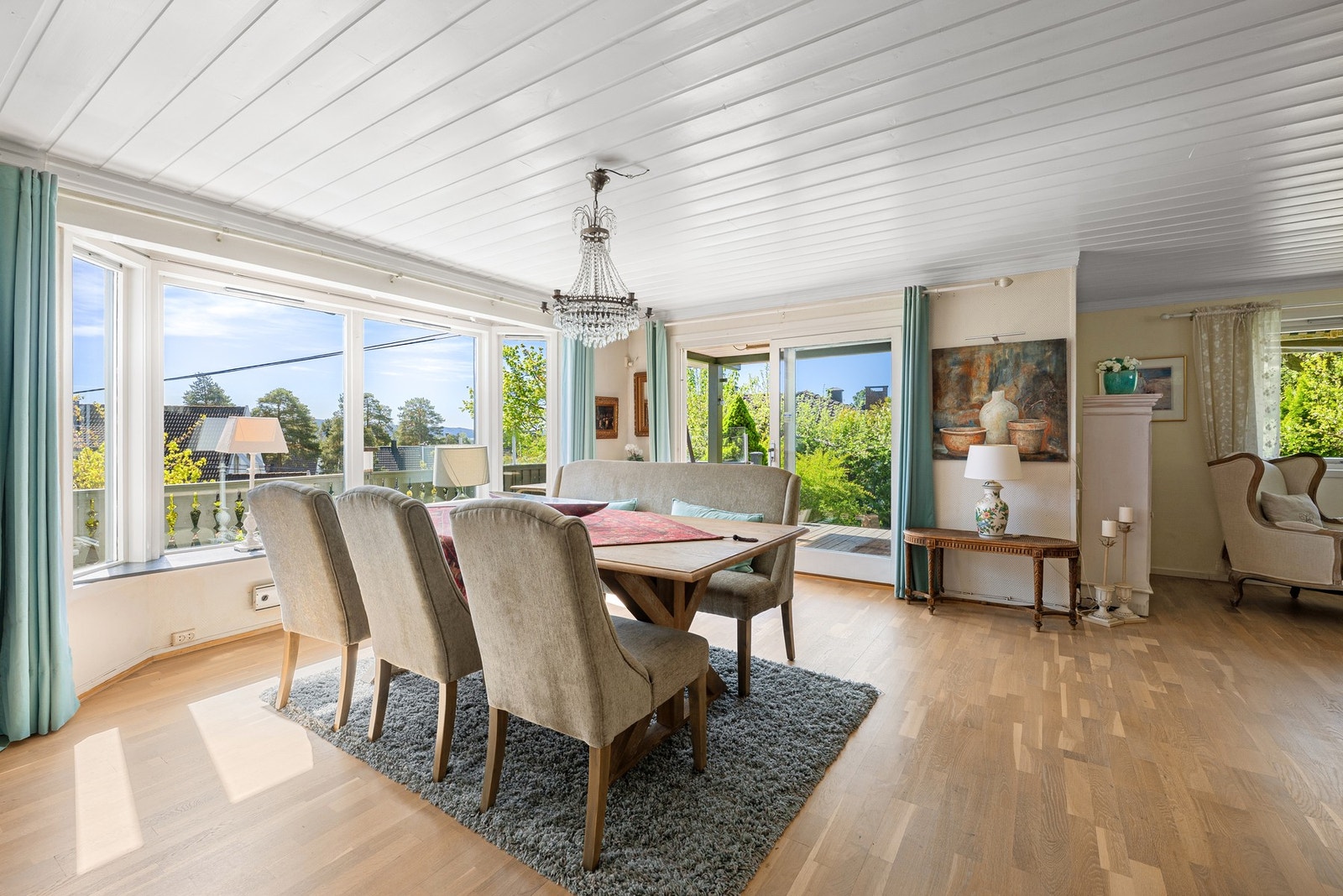 Fra stue og kjøkken er det utgang til en stor terrasse på ca. 63 kvm hvor man kan nyte gode solforhold og hyggelig utsikt. Galleribilde