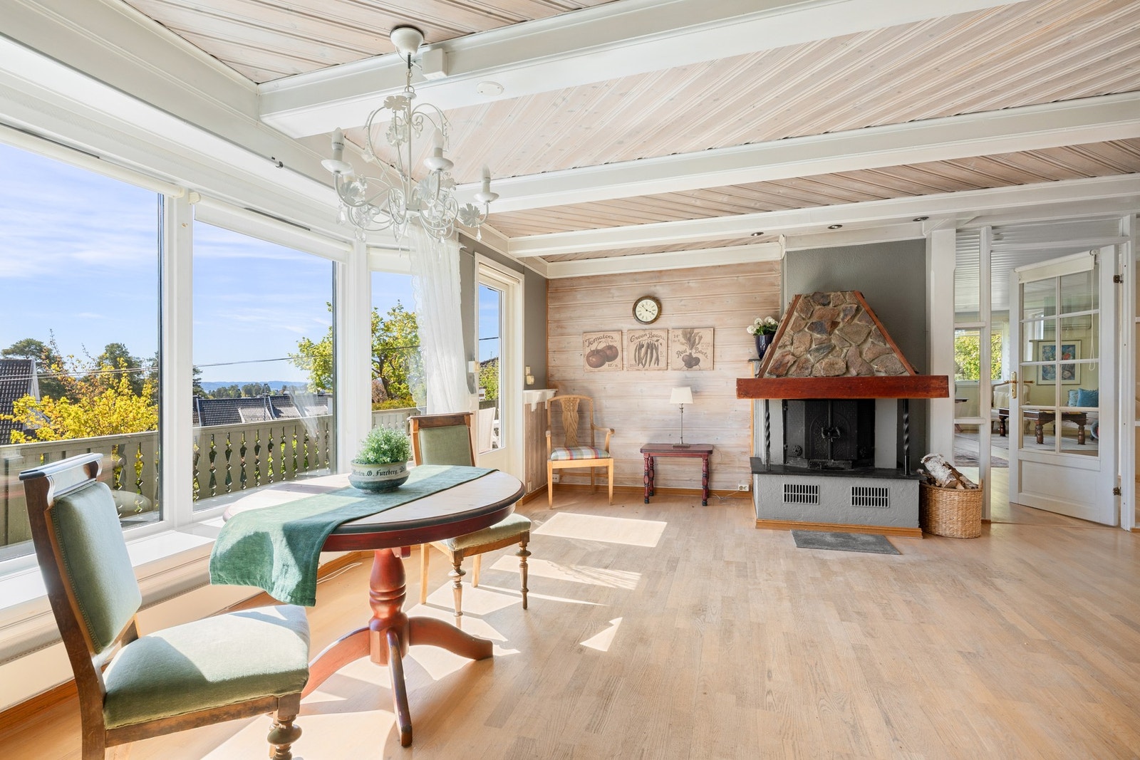 Himlinger har overflater av malt og beiset panel med "falske" bjelker i flere rom. Galleribilde