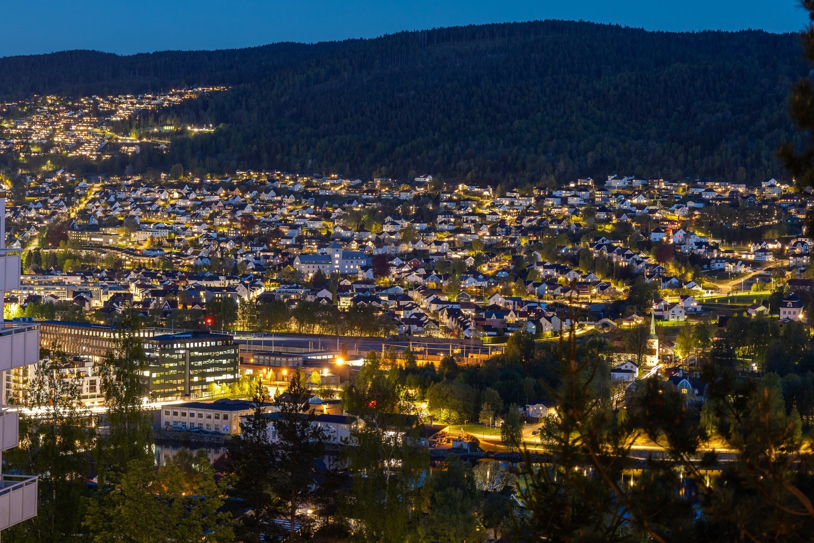God utsikt, og med sjarmerende belysning fra byen på kvelden Galleribilde