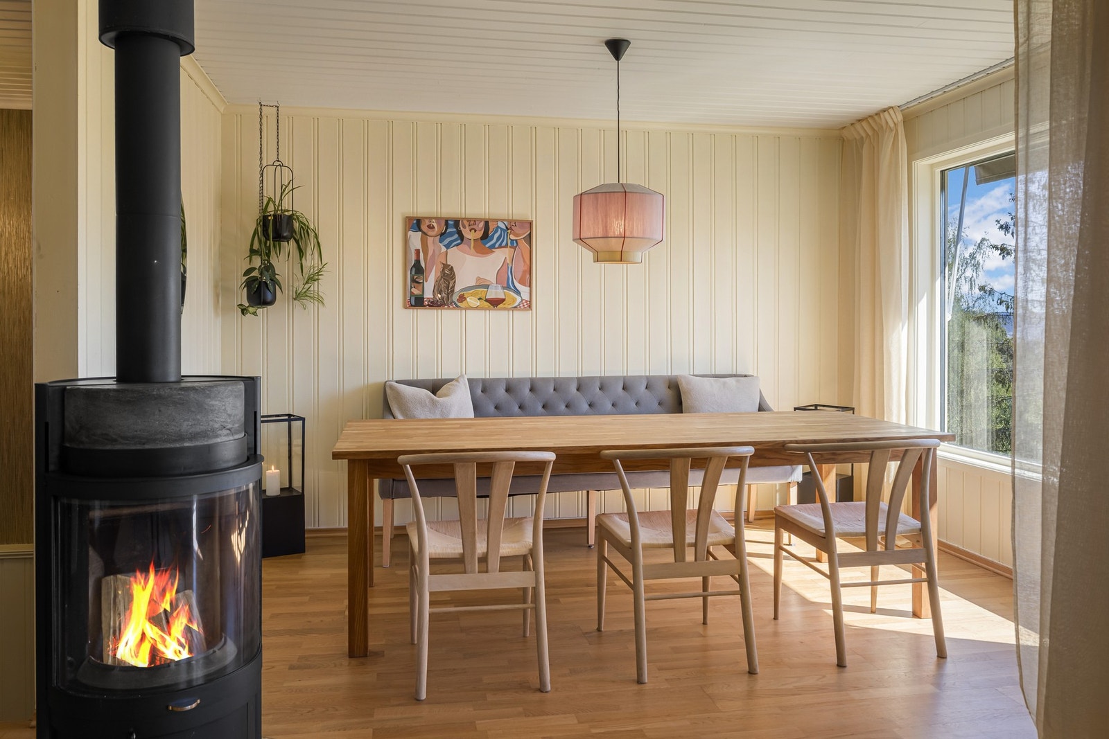 I spisestuen er det plass til mange sitteplasser for hele familien Galleribilde