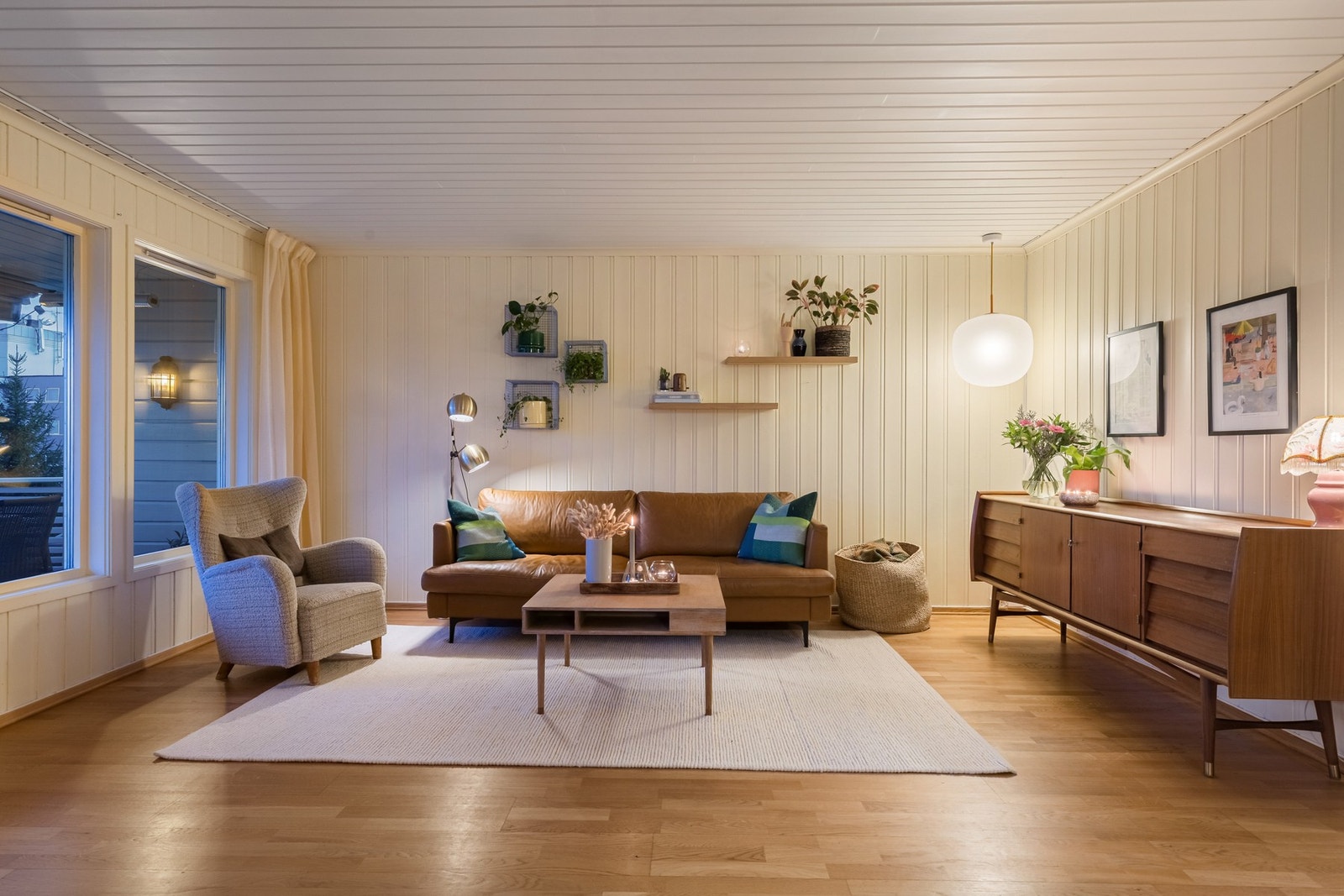 I stuen er det god plass til sofa og tilhørende møblement Galleribilde