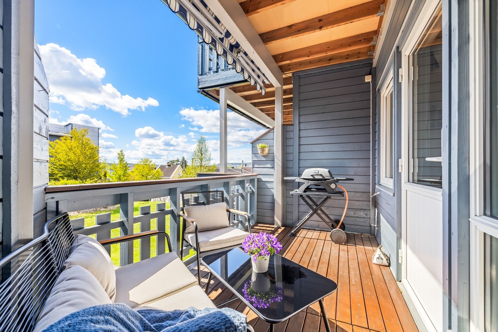 Overbygd uteplass med markise som skjermer for solen ved behov. Galleribilde