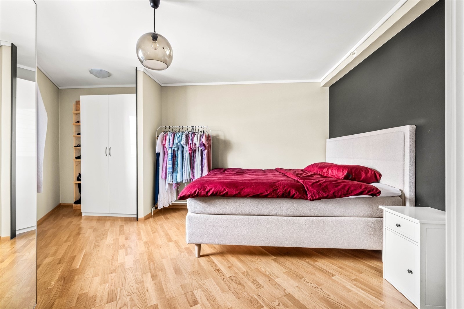 Soverom av god størrelse med plass til dobbeltseng, nattbord og garderobe. Galleribilde
