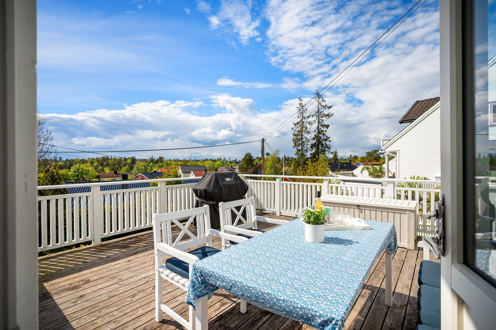 Sydvestvendt terrasse på ca. 24 m² med gode solforhold. Galleribilde
