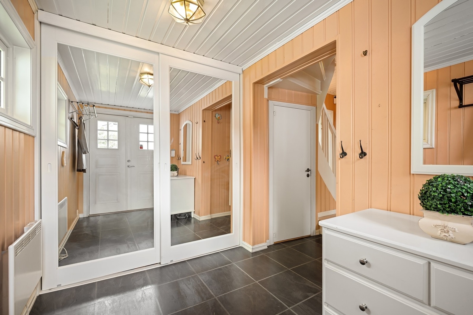 Romslig entré med stor garderobe. Galleribilde