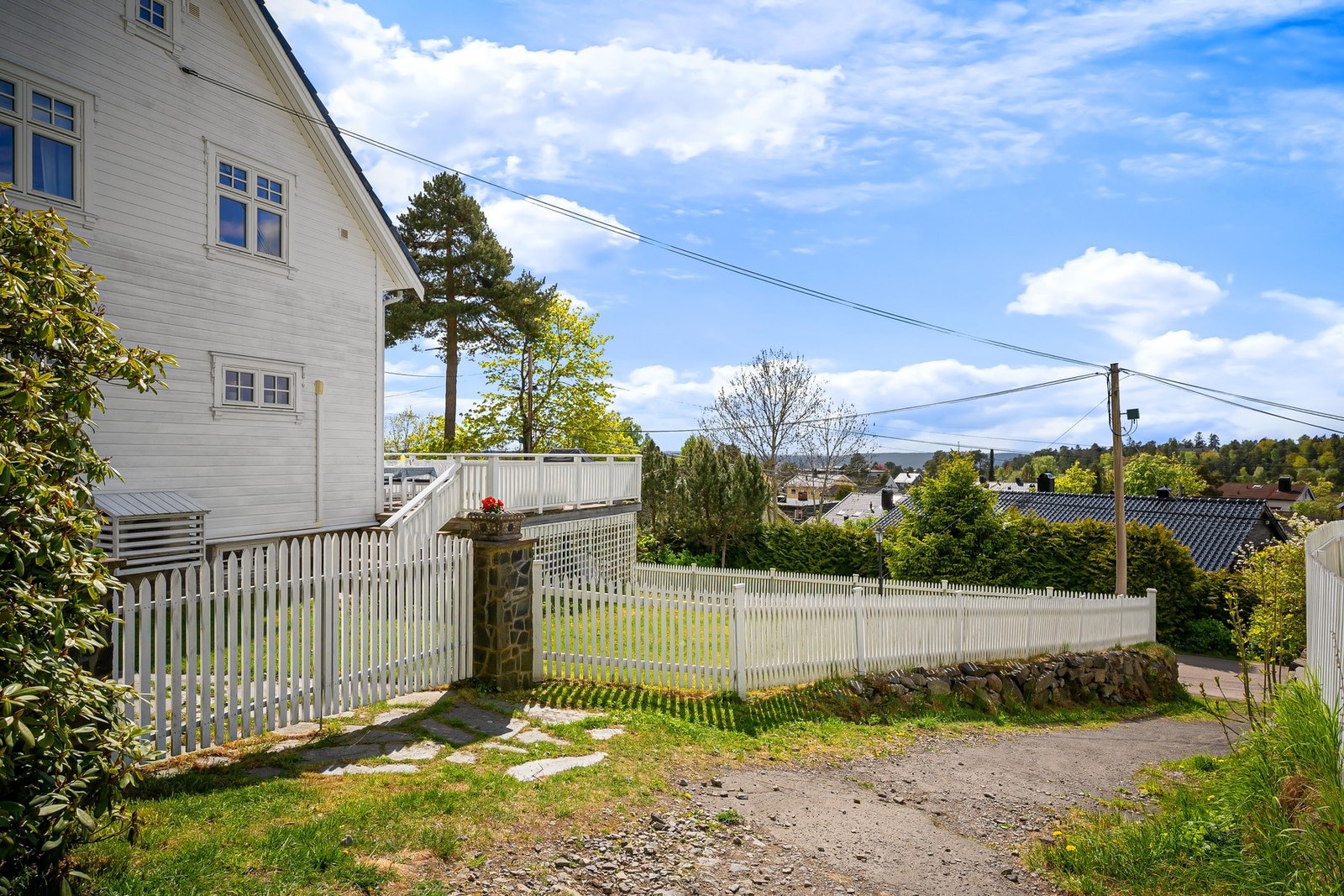 Adkomstvei på nordsiden av eiendommen. Galleribilde
