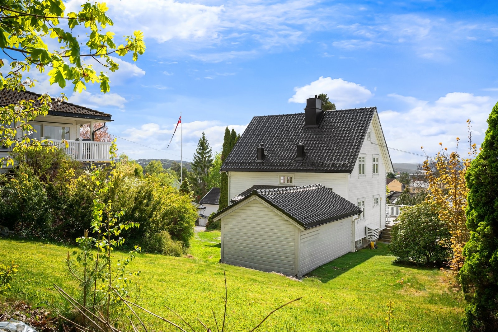 Vakker naturtomt på 1172 m² med gressplen, beplantning, prydbusker og fjell i dagen. Galleribilde