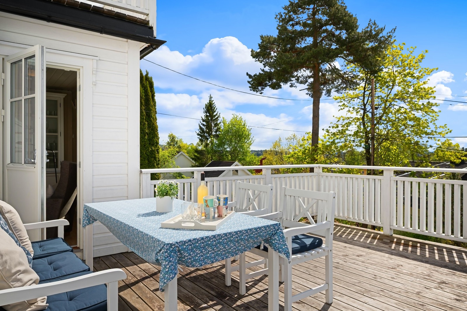 Sydvestvendt terrasse på ca. 24 m² med gode solforhold. Galleribilde