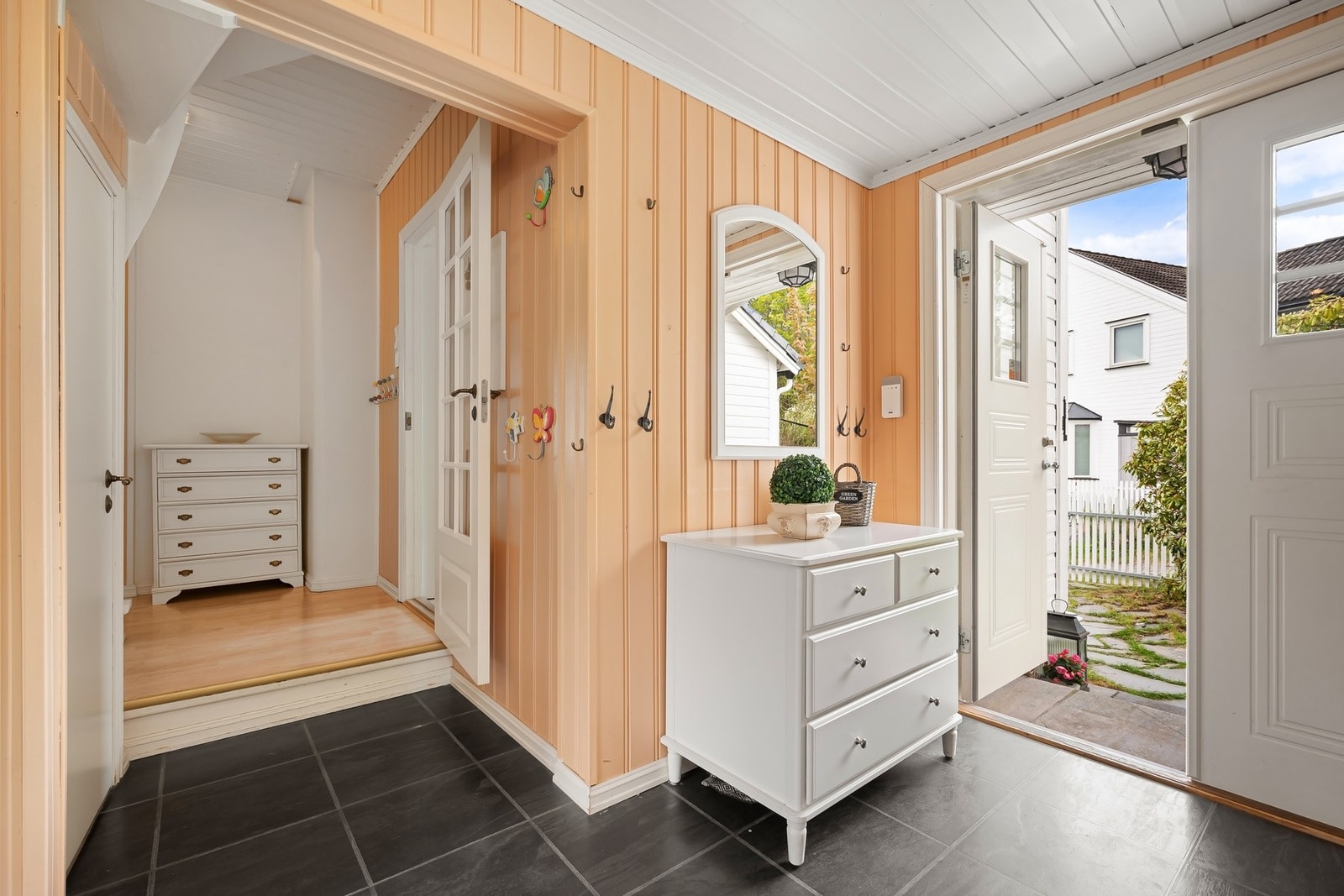 Romslig entré med stor garderobe. Galleribilde