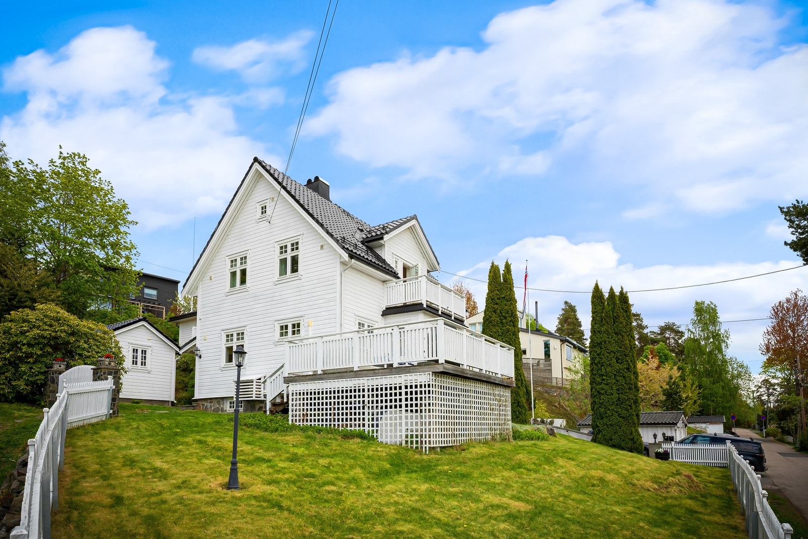 Boligen ligger høyt i terrenget. Boligen er registrert som en tomannsbolig, men er ombygget og brukes i dag som enebolig. Galleribilde