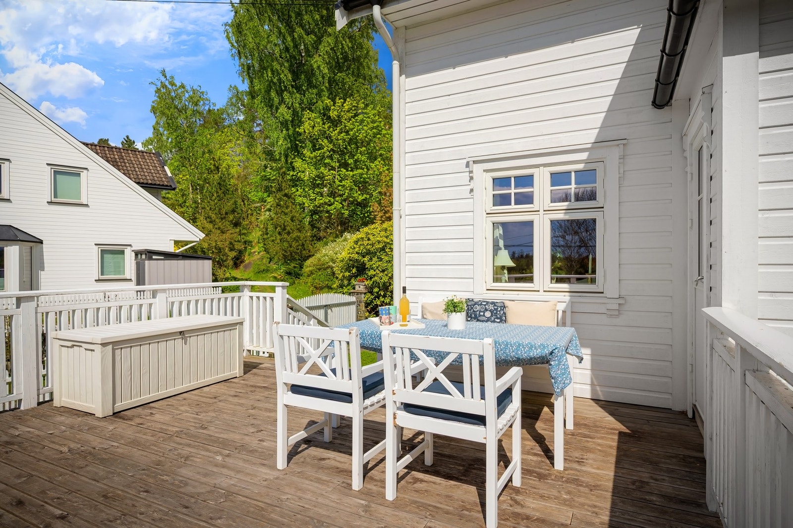 Sydvestvendt terrasse på ca. 24 m² med gode solforhold. Galleribilde