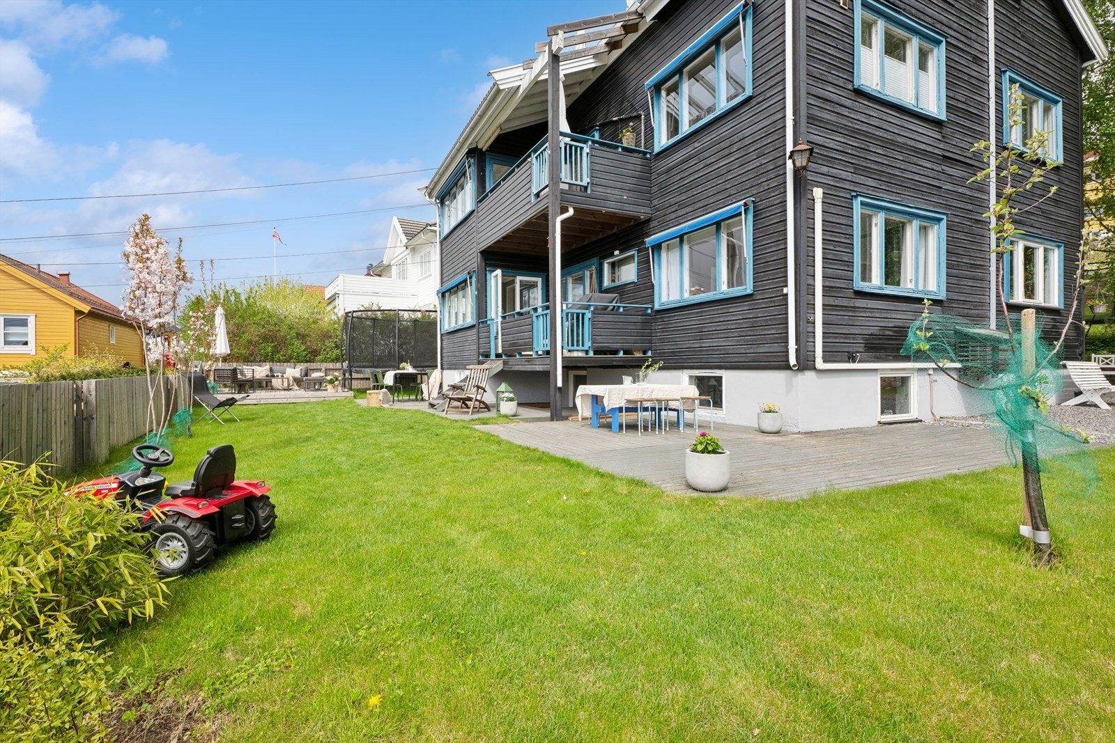Den avskjermede tomten kombinerer privatliv med idylliske omgivelser. Med solrike uteplasser, idyllisk vegetasjon og stort hageområde, er tomten et perfekt sted for både avslapning og lek. Her er det god plass til trampoline. Galleribilde