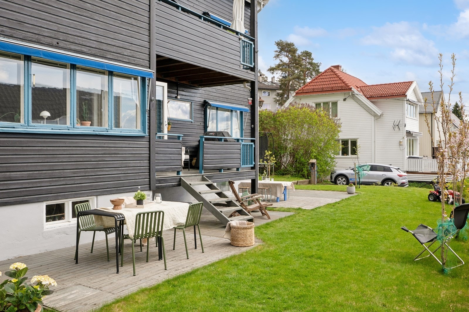 Her bor du stille og hyggelig til øverst i en privat vei. Boligen fremstår velholdt og innbydende, med gode solforhold, stor hage og flere uteplasser. Galleribilde