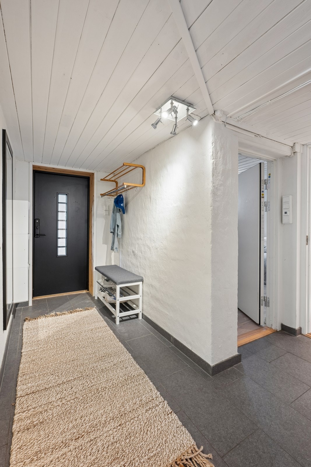 Egen inngang inn til kjelleretasjen. Galleribilde