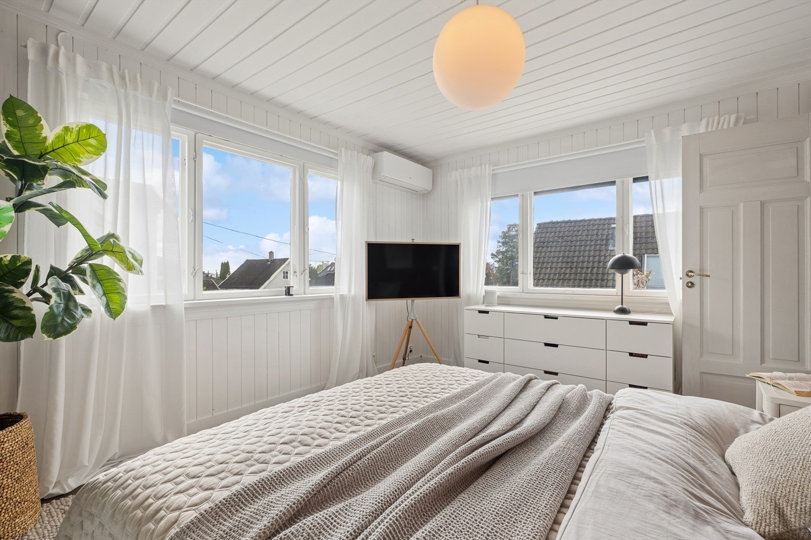 Soverommet har vinduer på to sider og kan skilte med masse lys Galleribilde