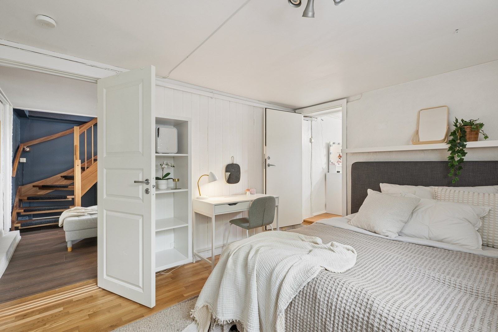 Rom I - innredet som soverom idag. Galleribilde