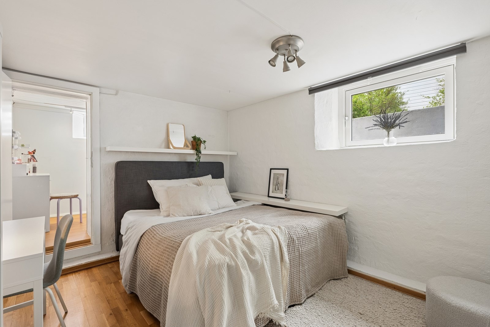 Rom I- er romslig og har inngang egen walk-in-closet / sminkerom Galleribilde