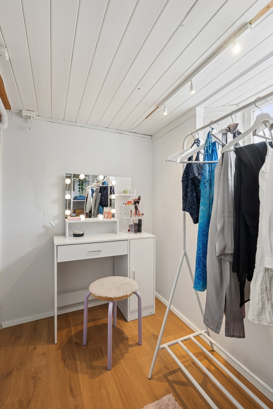 Walk-in-closet / sminkerom Galleribilde