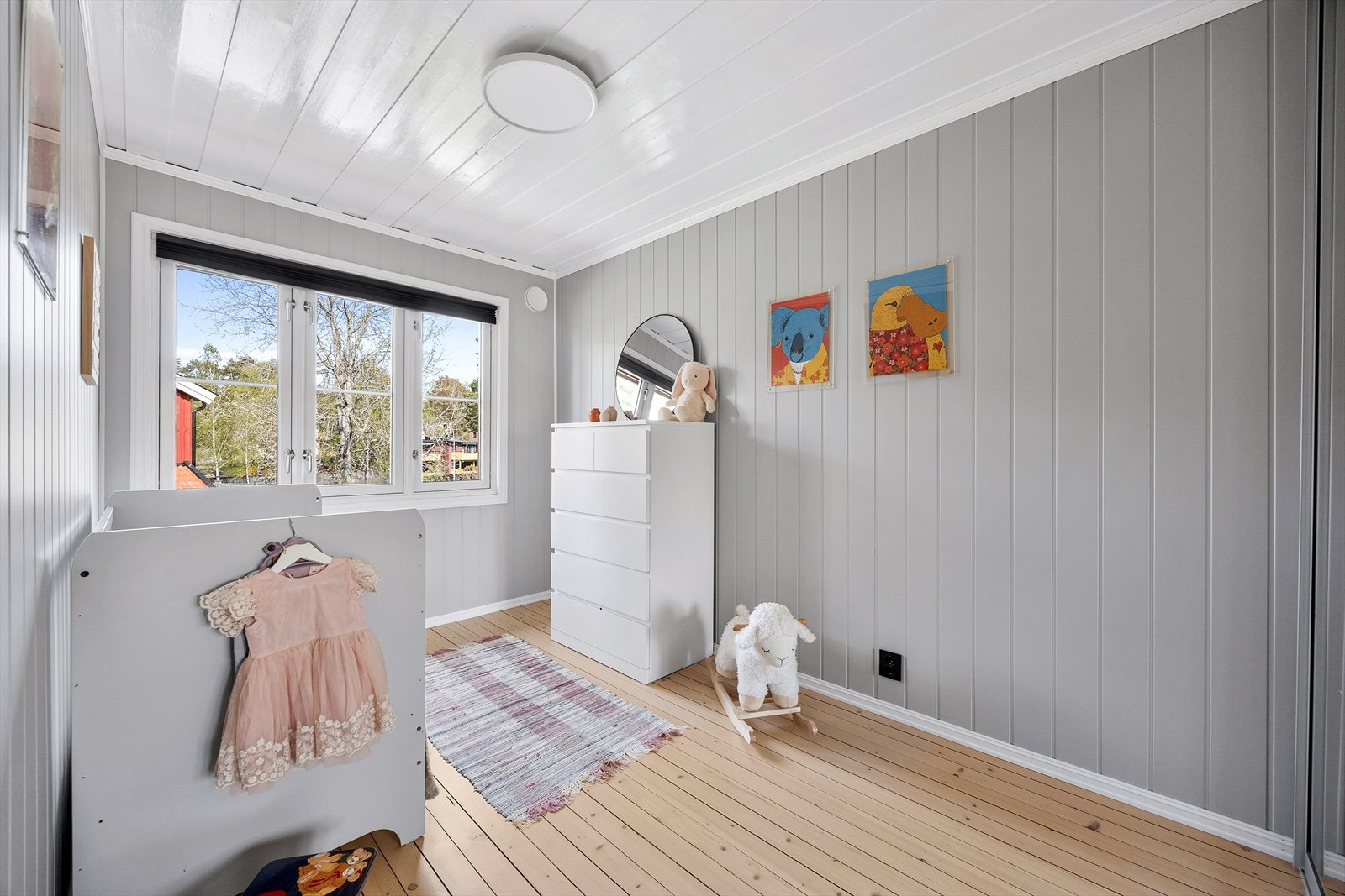 Det andre soverommet passer godt som barnerom, gjesterom eller kontor. Galleribilde