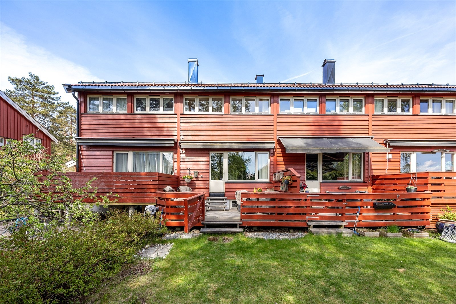 Rekkehus med tak, loft og beslag oppgradert i 2025, og bad pusset opp i 2019. Galleribilde
