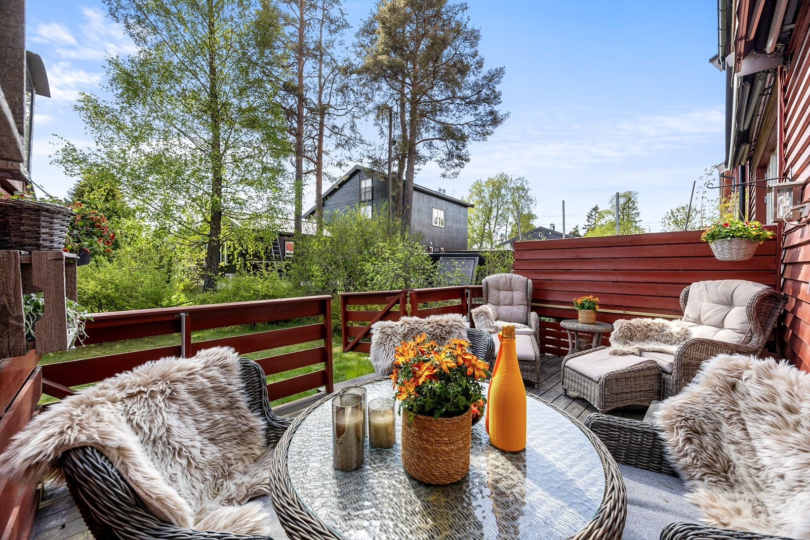 En skjermet og privat uteplass med plass til både sittegruppe og grill. Galleribilde