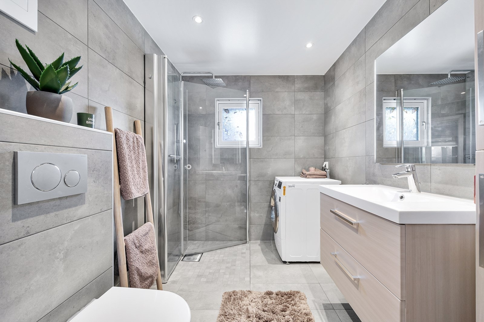 Badet ble pusset opp i 2019 med flislagte overflater og varmekabler i gulvet. Galleribilde
