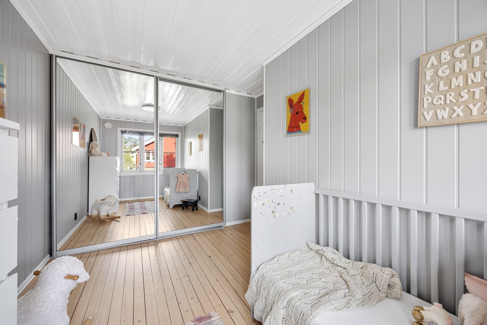 Skyvedørsgarderobe gir effektiv oppbevaring også på dette rommet. Galleribilde