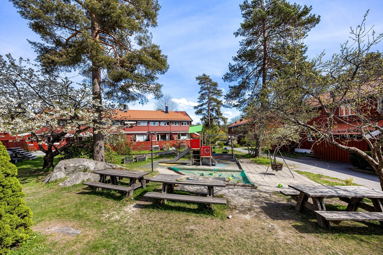Oppsalgrenda Borettslag har grønne og velholdte fellesområder med lekeplass. Galleribilde