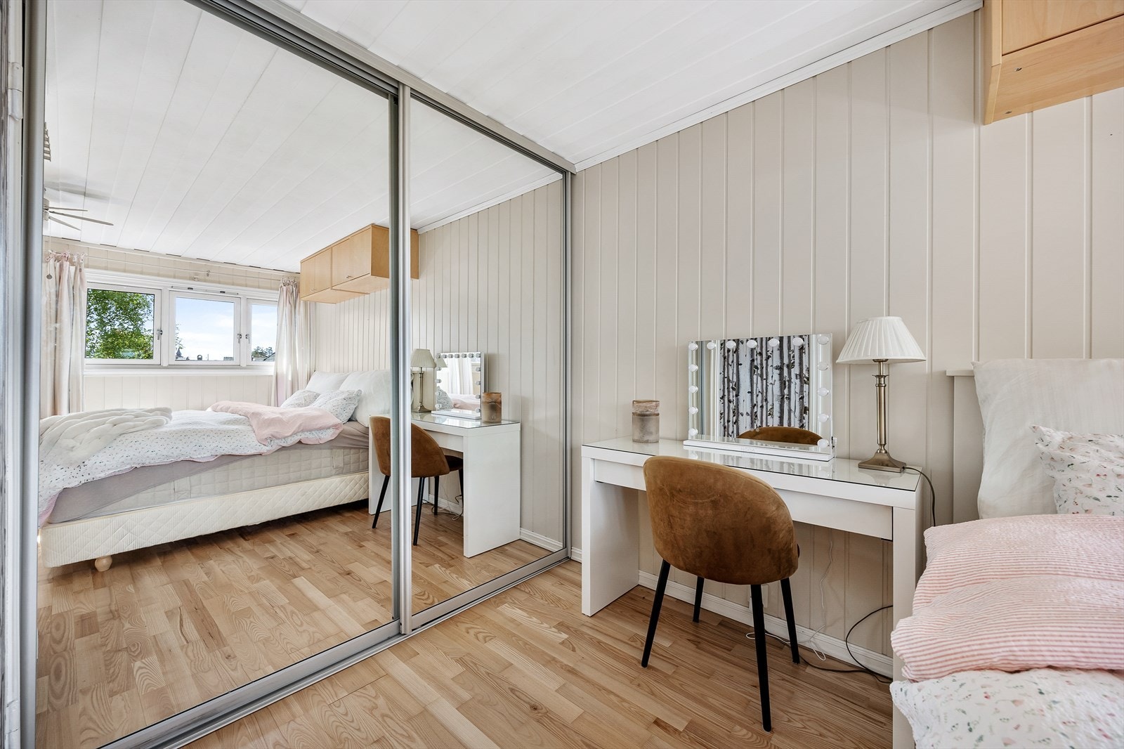 En stor skyvedørsgarderobe gir rikelig med oppbevaringsplass. Galleribilde