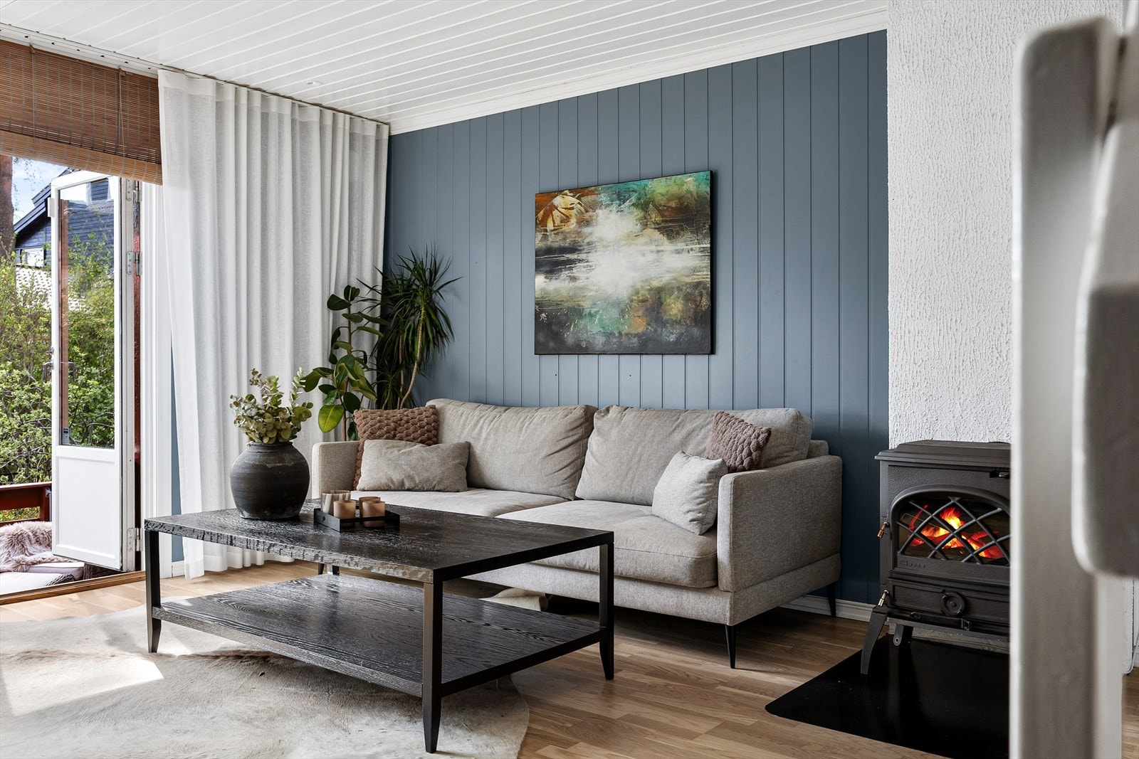 Store vindusflater gir godt med dagslys inn i stuen. Galleribilde