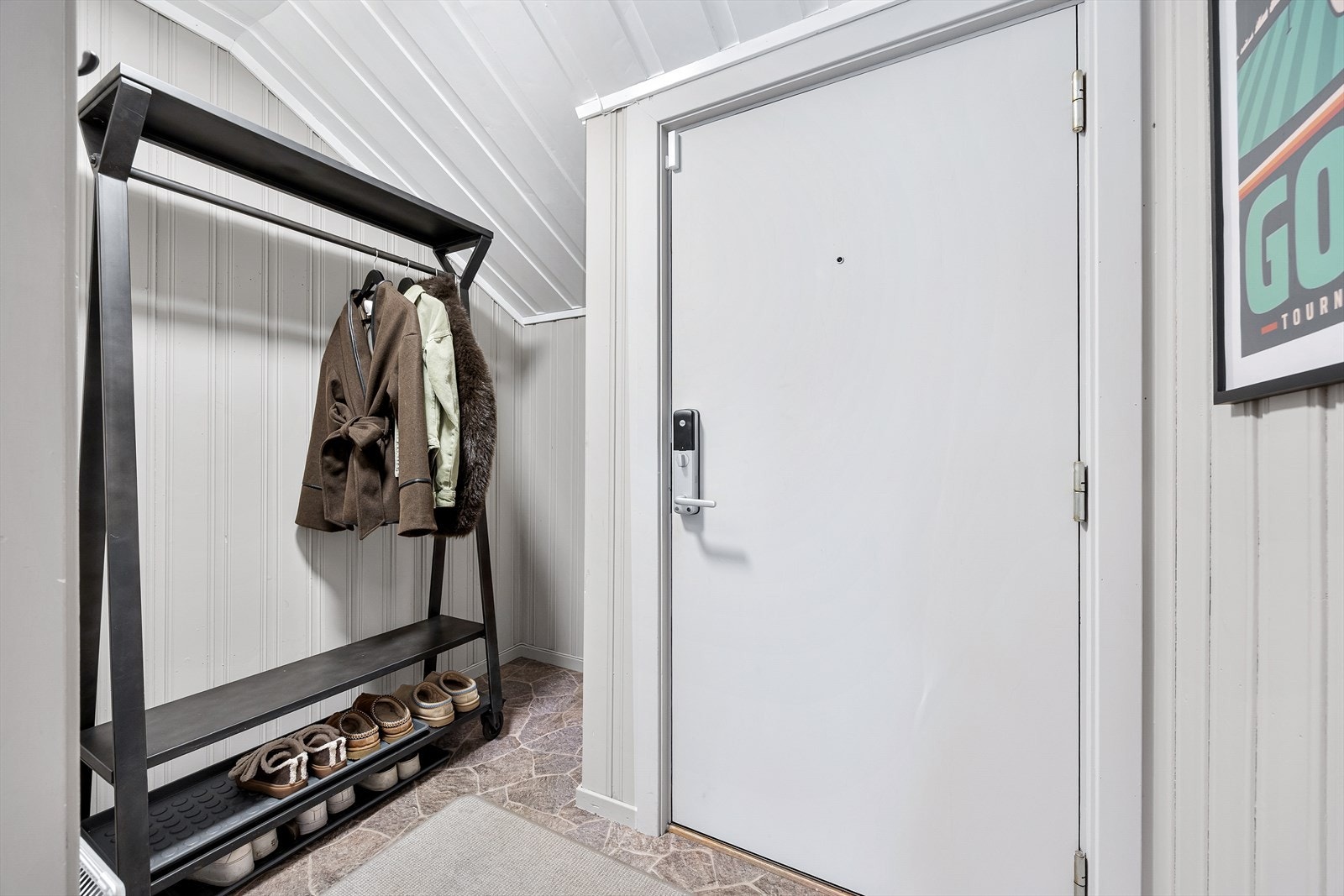 Plass til oppbevaring av yttertøy og sko ved inngangspartiet. Galleribilde