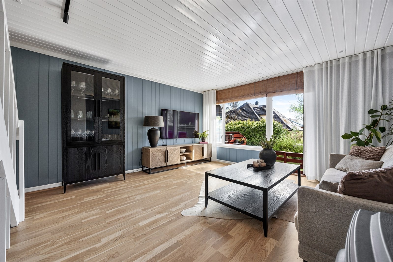 Stuen har god plass til sofagruppe og mediamøbler. Galleribilde