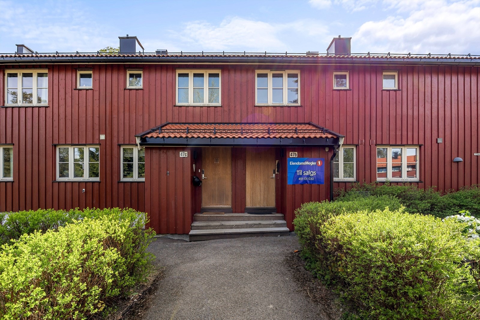 Fasaden mot inngangssiden er kledd med malt panel. Galleribilde