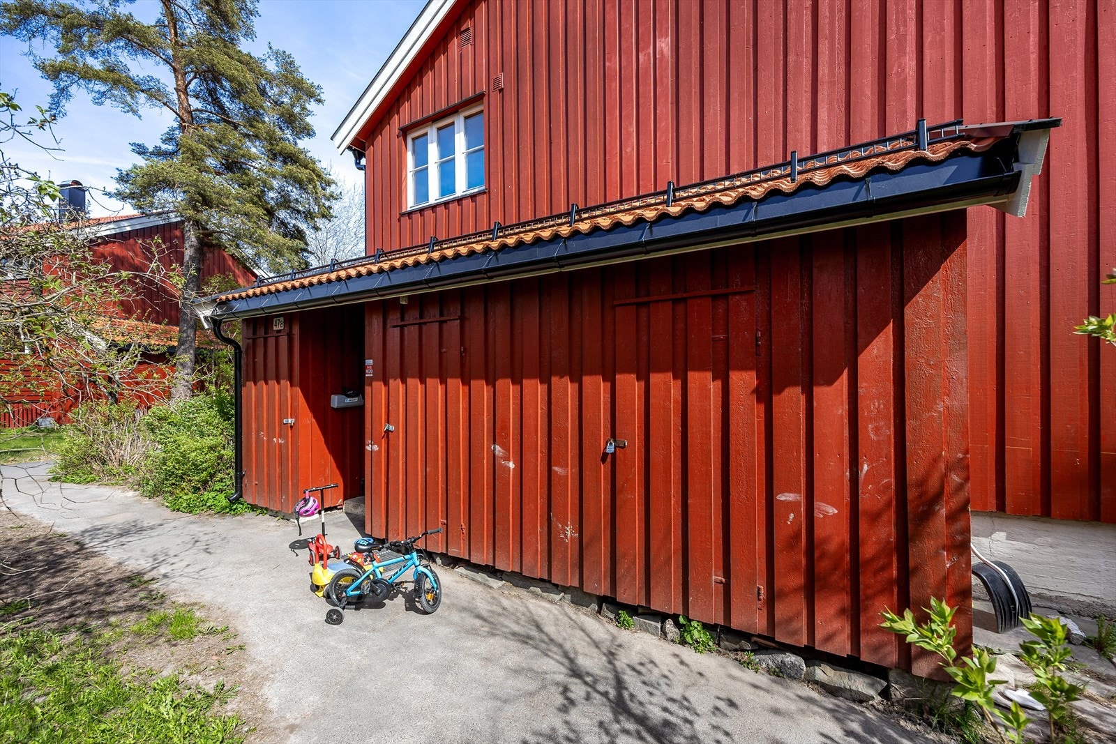 Til boligen hører en ekstern bod på 4 m² for ekstra lagring. Galleribilde