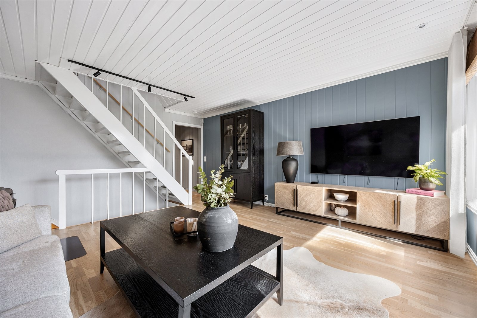 Takhøyden i stuen er målt til 2,38 meter. Galleribilde