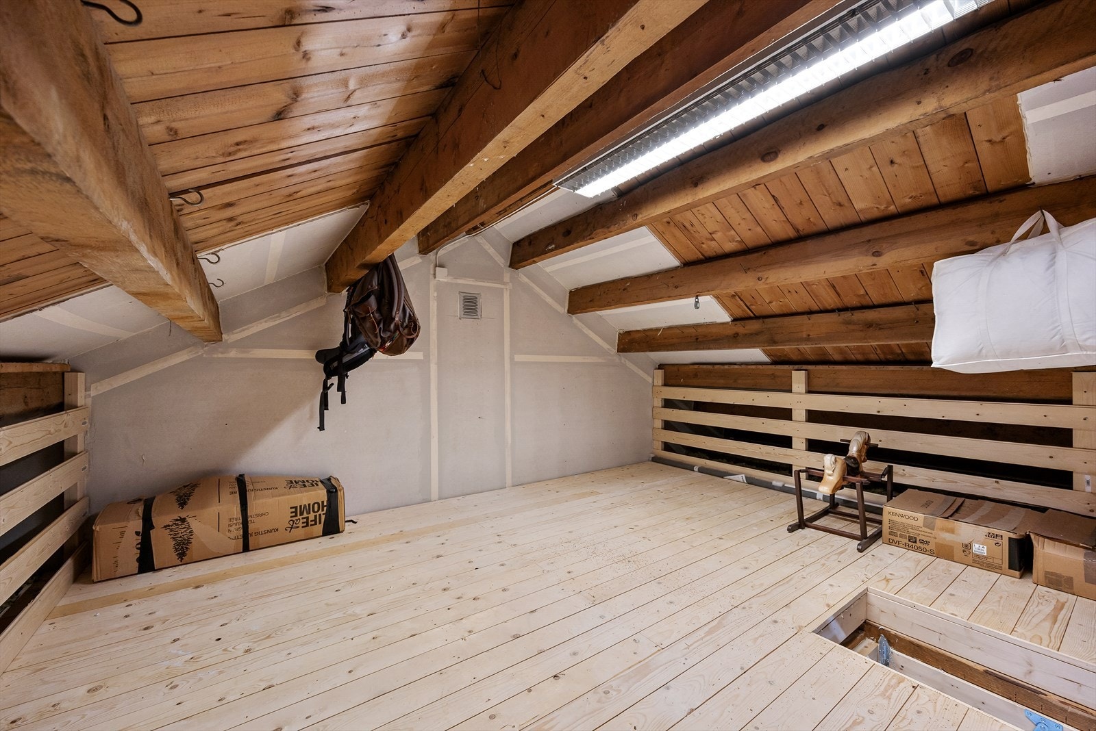 Kaldtloft med gangbart gulv og god lagringsplass. Loftkonstruksjonen ble oppgradert i 2025. Galleribilde