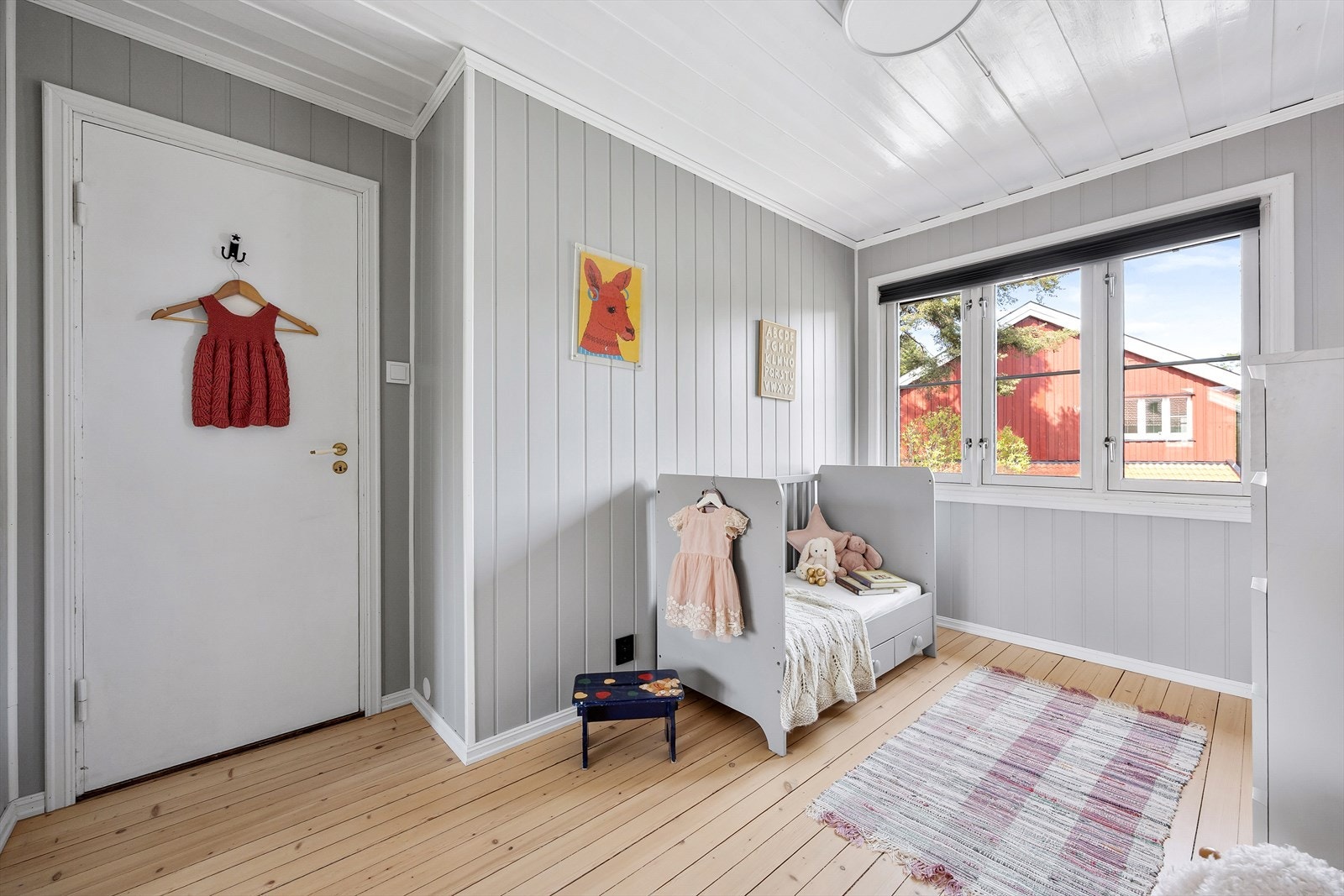 Rommet har tregulv og panelte overflater. Galleribilde