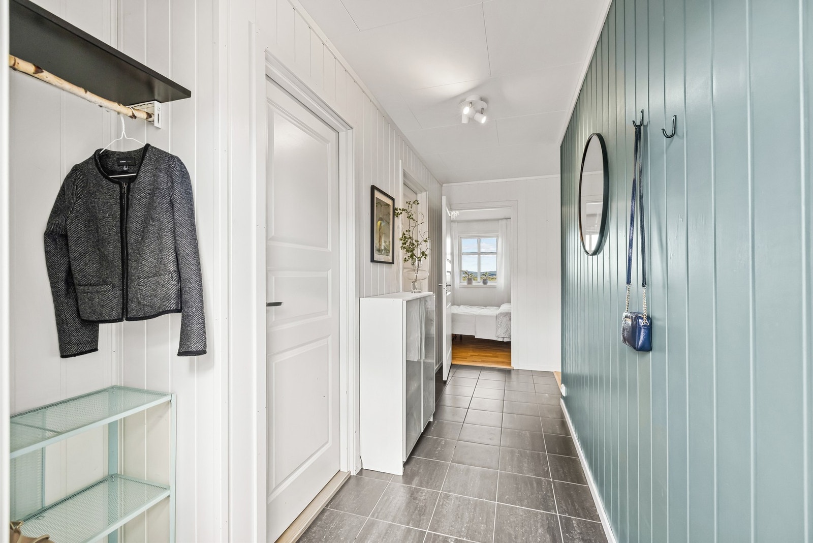 Her har du god plass til lagring av yttertøy og adkomst til bod og baderom. Galleribilde