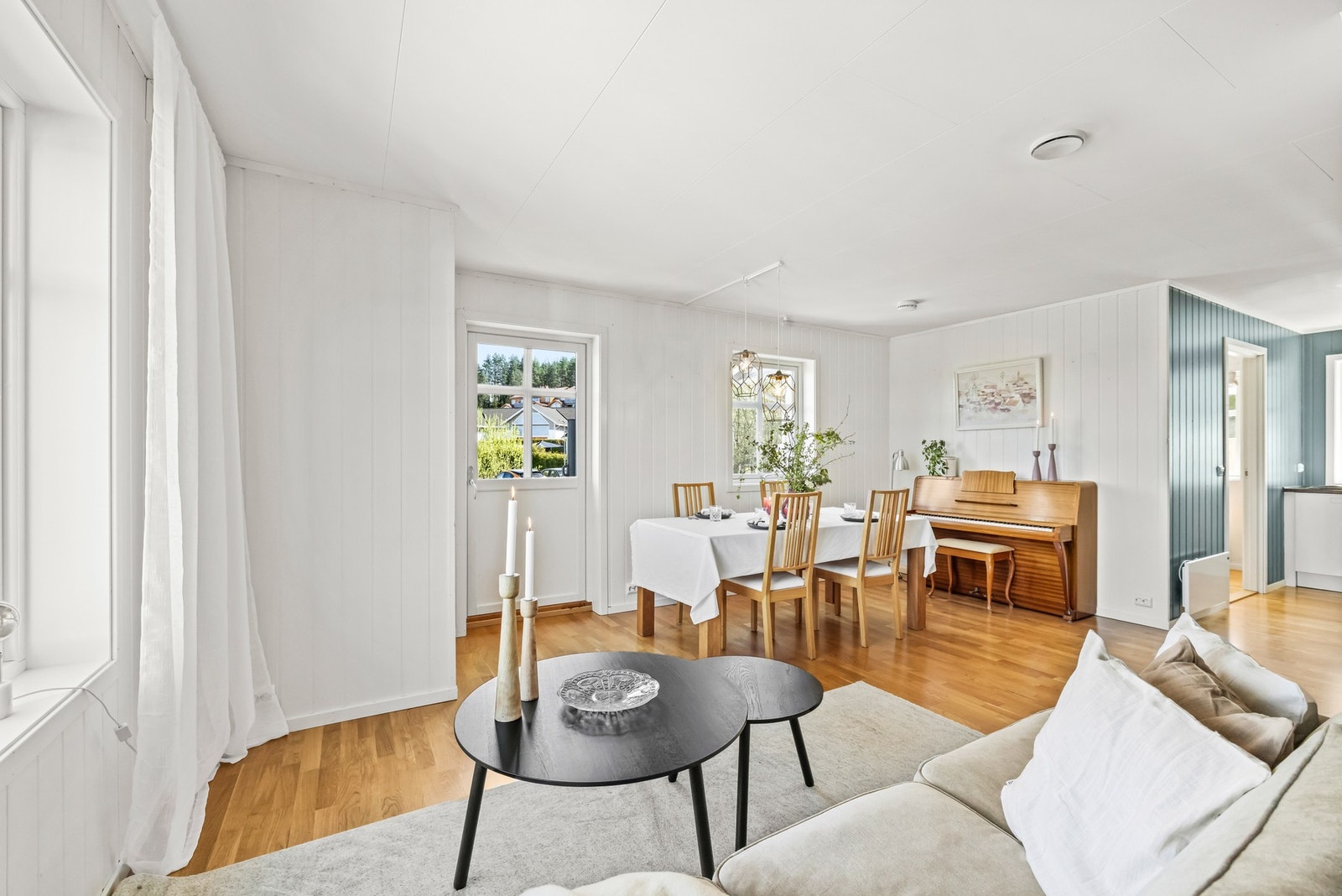 Utformingen på stuen gir gode møbleringsmuligheter og flere sosiale soner. Galleribilde