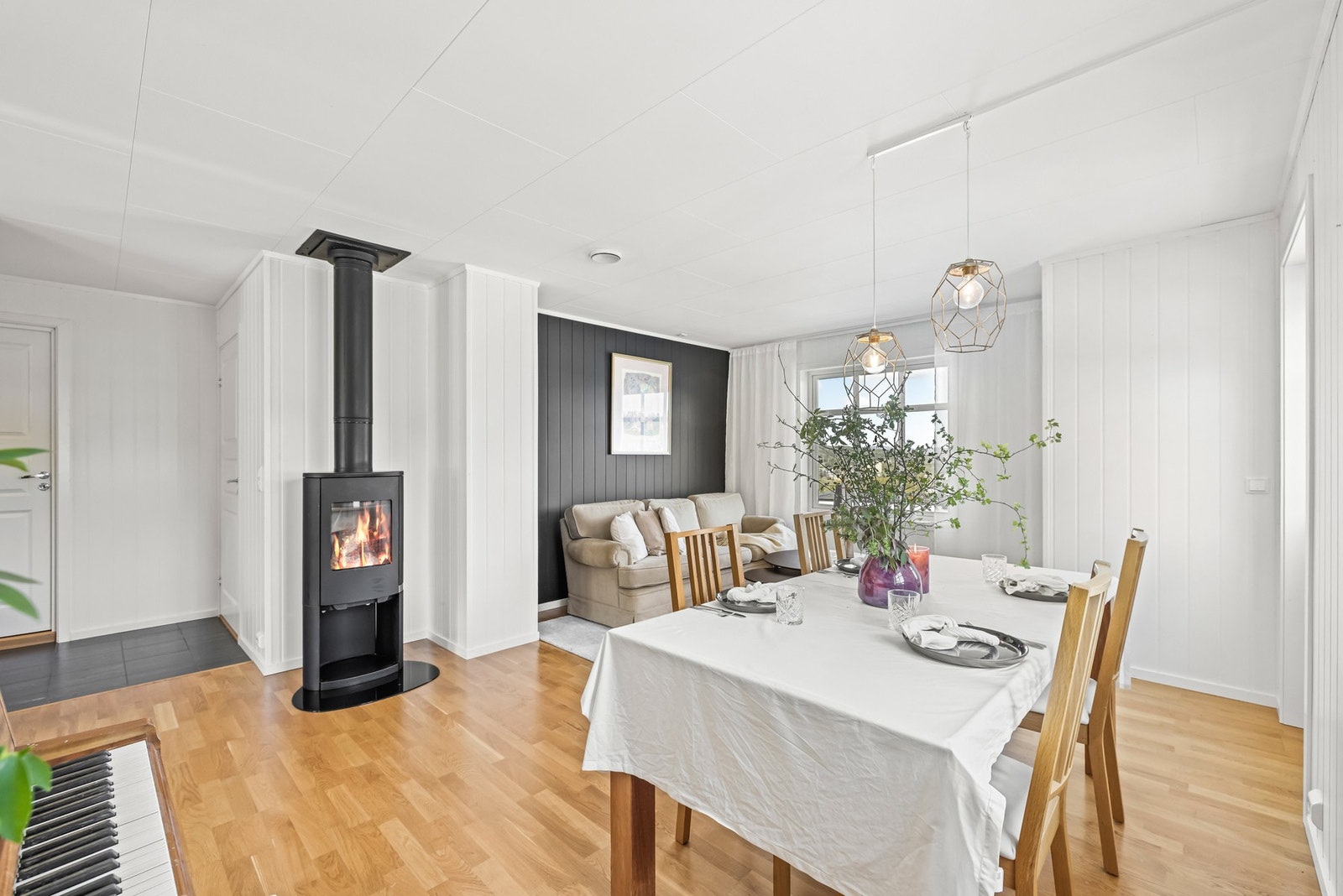 Stuen har åpen løsning til kjøkken og fremstår lys og åpen. Galleribilde