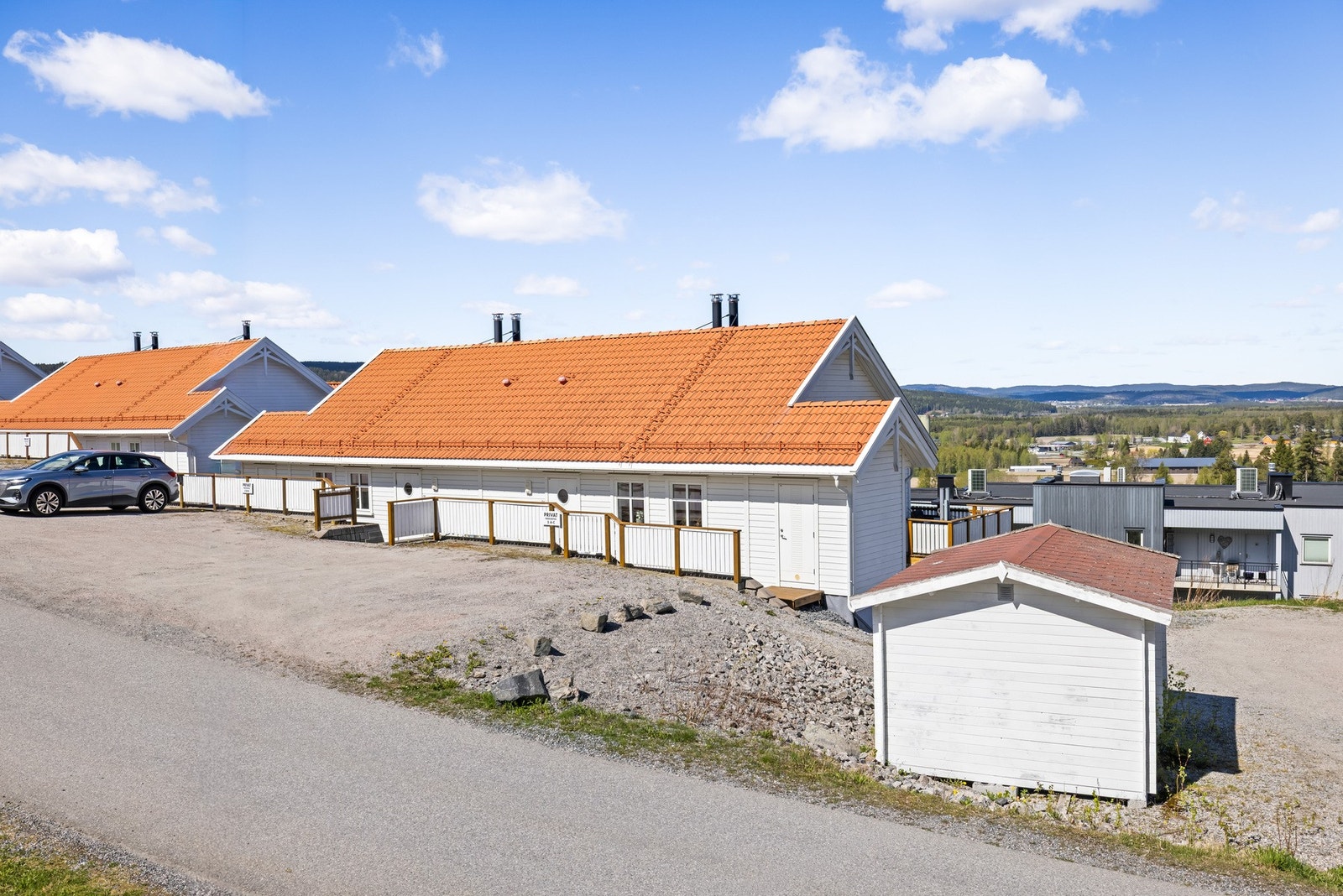 Hver enhet har parkering på fremsiden, i tillegg til en stor gjesteparkering. Galleribilde