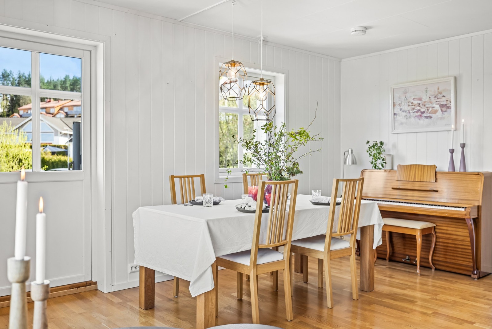 Her har du god plass til både sofagruppe og spisebord, samt utgang til balkongen som gir en forlengelse av oppholdsrommet. Galleribilde