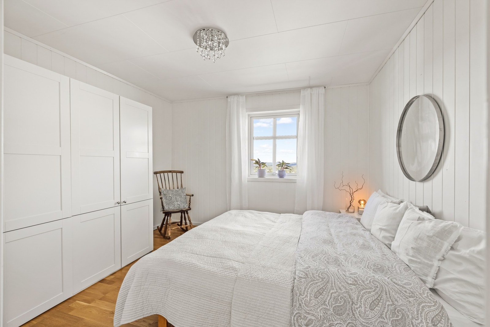 Hovedsoverommet er stort og har godt med lysinnslipp og stor garderobe. Galleribilde