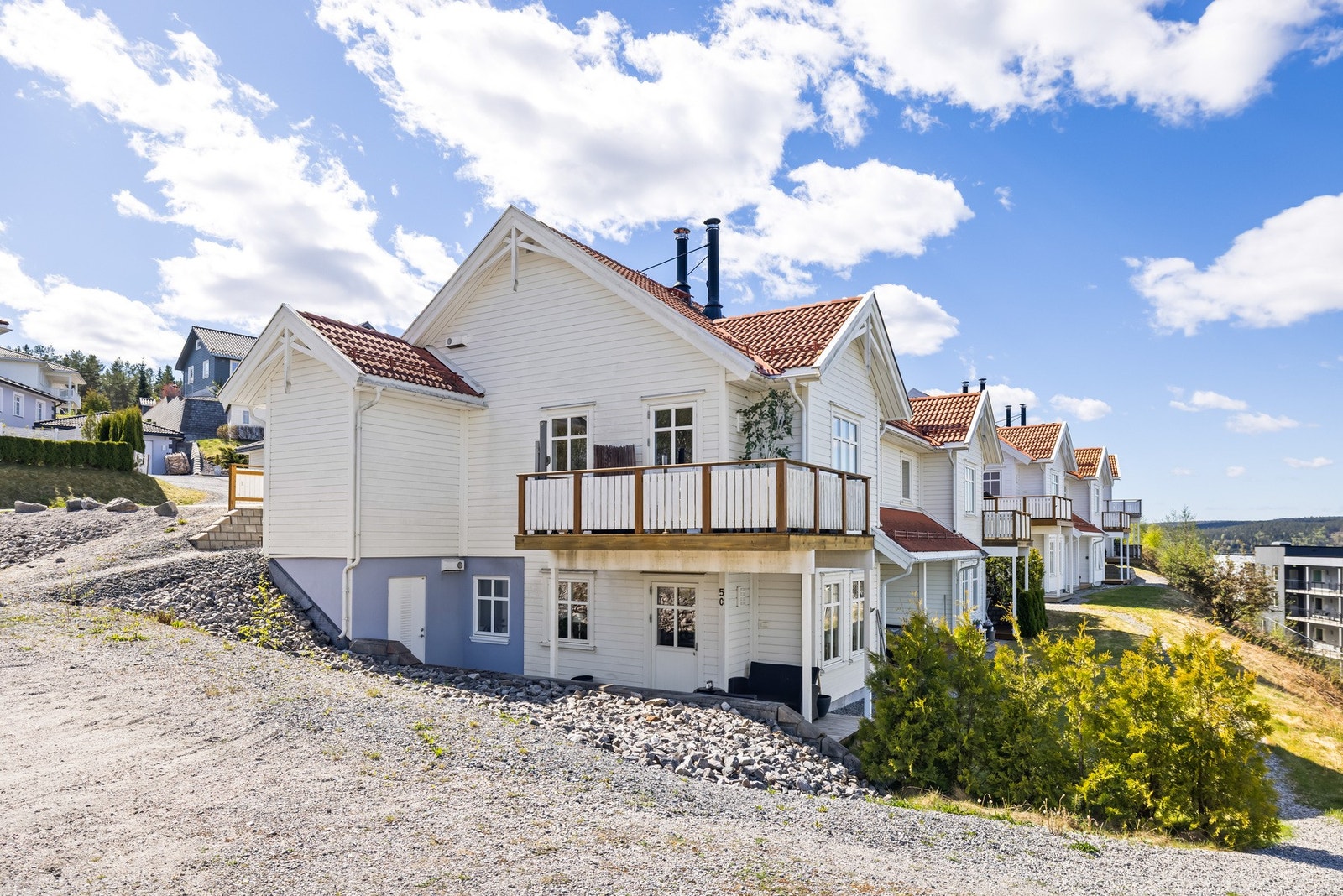 Leiligheten ligger i endel av bygget og har god utsikt over Bjørkelangen sentrum. Galleribilde