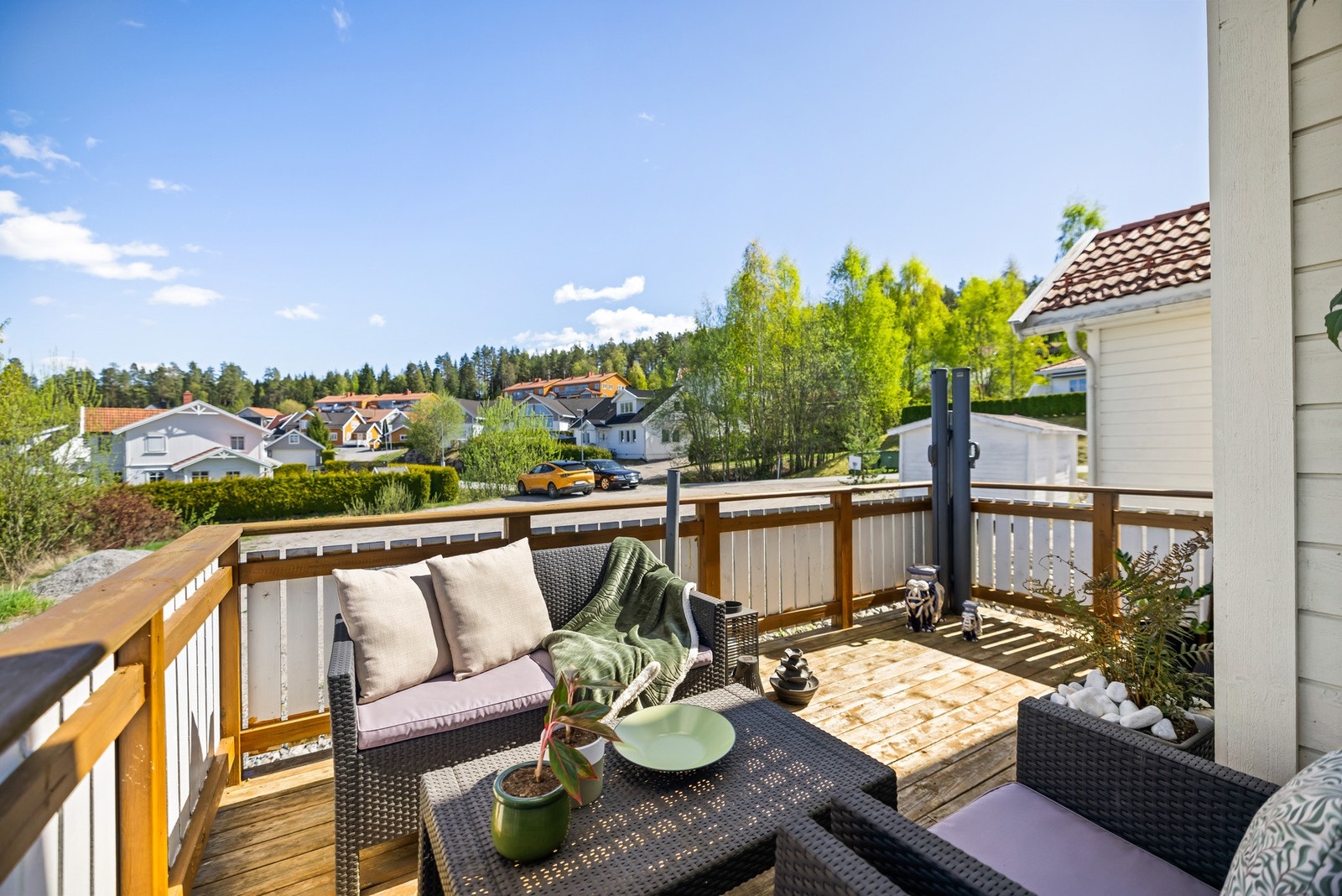 Leiligheten ligger på enden og har derfor ingen naboer tett på balkongen. Galleribilde