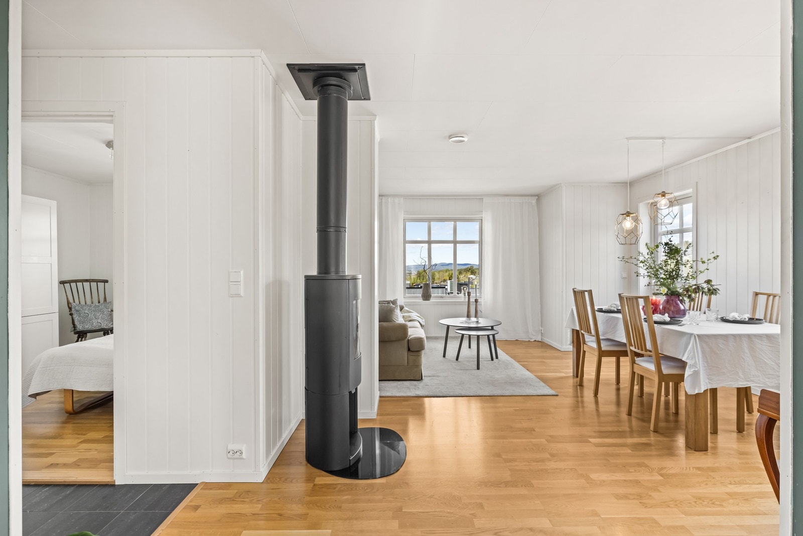 Det store stuevinduet gir rikelig med lysinnslipp og vinduer i begge ender av rommet gir god gjennomlysning. Galleribilde